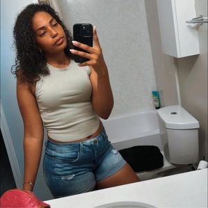 Meet your Posher, Aisha